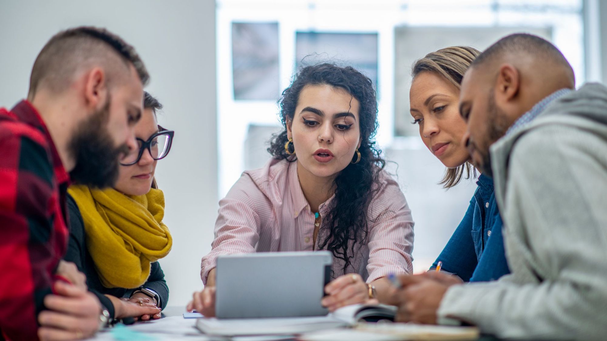 people around a screen - SaaS marketing